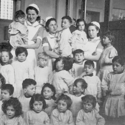 Joodse kindjes liggend op een stretcher in de crèche.