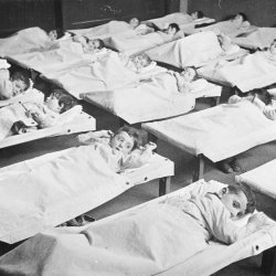 Joodse kindjes liggend op een stretcher in de crèche.