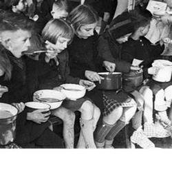 Groep kinderen krijgen te eten in de Hongerwinter