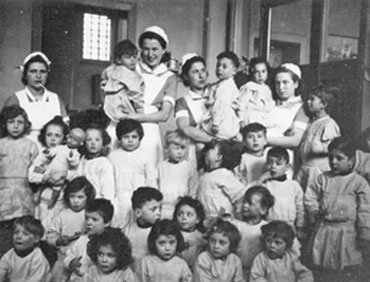 Kinderen en hun verzorgers in de crèche.