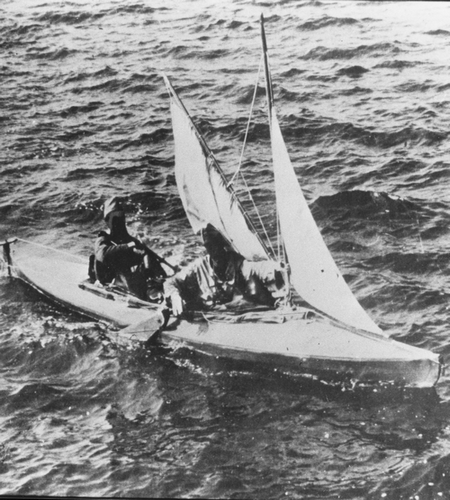 Van Hamel en Van Daalen in hun kano op de Noordzee, op het moment dat ze opgepikt worden door een Engels oorlogsschip.
