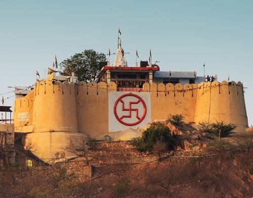 Tempel in India met swastika.
