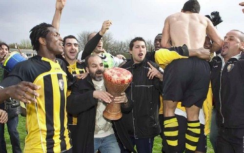 FC Chabab viert feest na de 1-0 overwinning op DWS, die de club naar de hoofdklasse brengt.