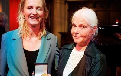 Lotte Terwel en Liesbeth van der Horst met de Andreaspenning