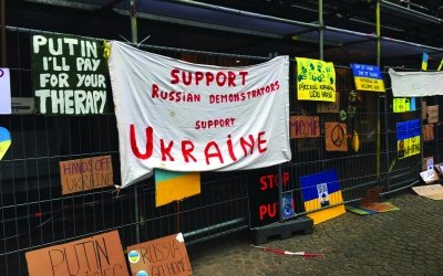 Protestborden op de dam