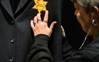 een bezoeker voelt aan een Jodenster