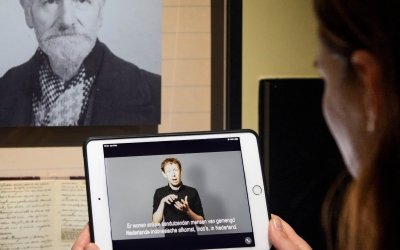 Een bezoeker bekijkt een NGt film op een tablet