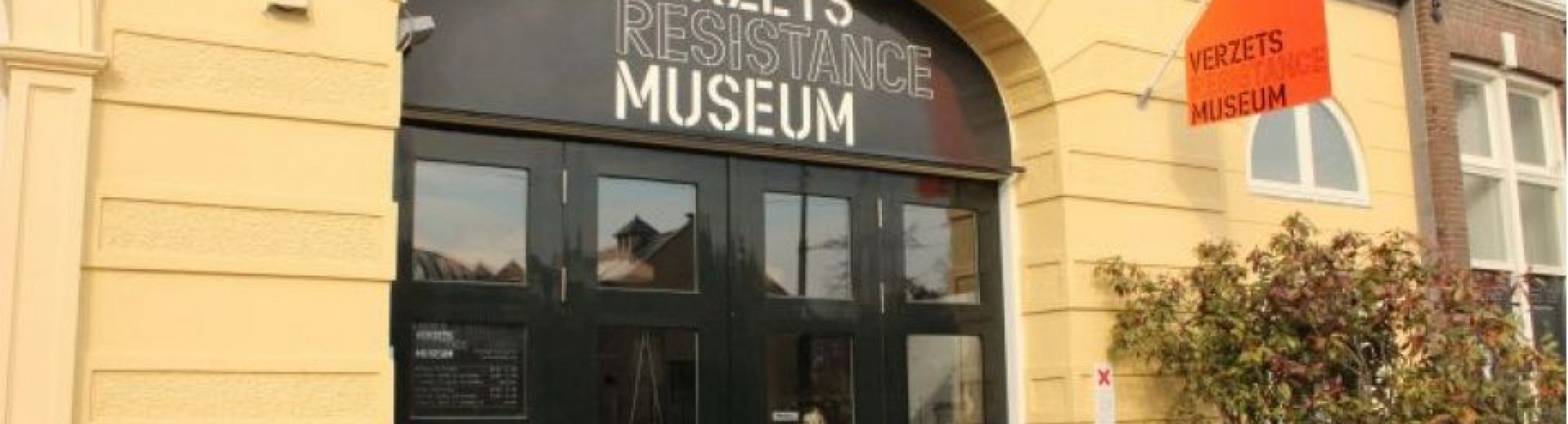 De gele voorgevel en tevens entree van het Verzetsmuseum