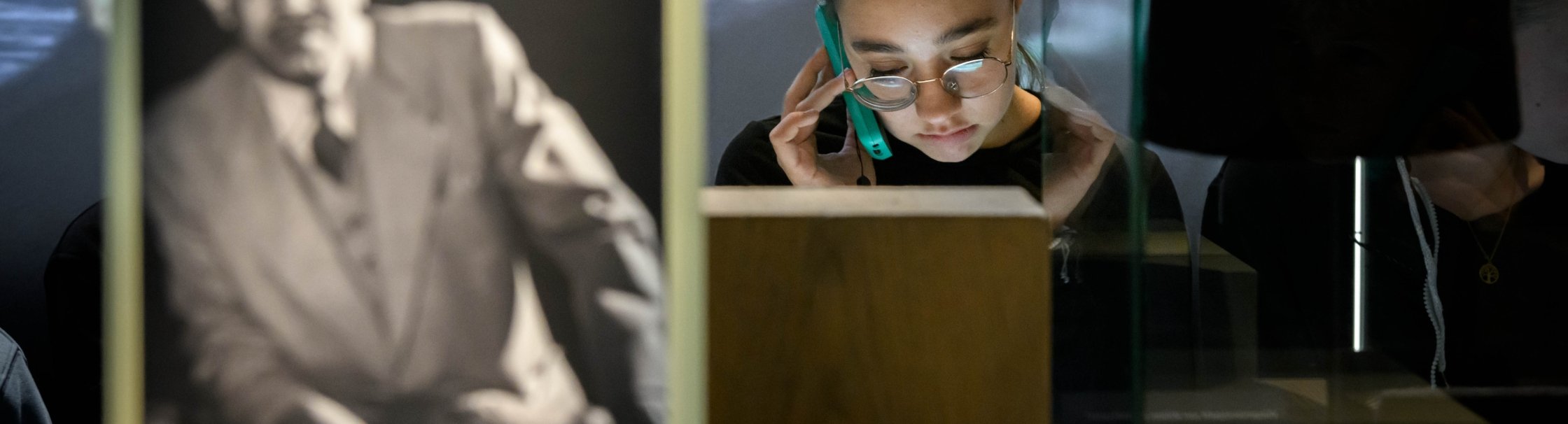 Een bezoeker met een audiotour in het museum