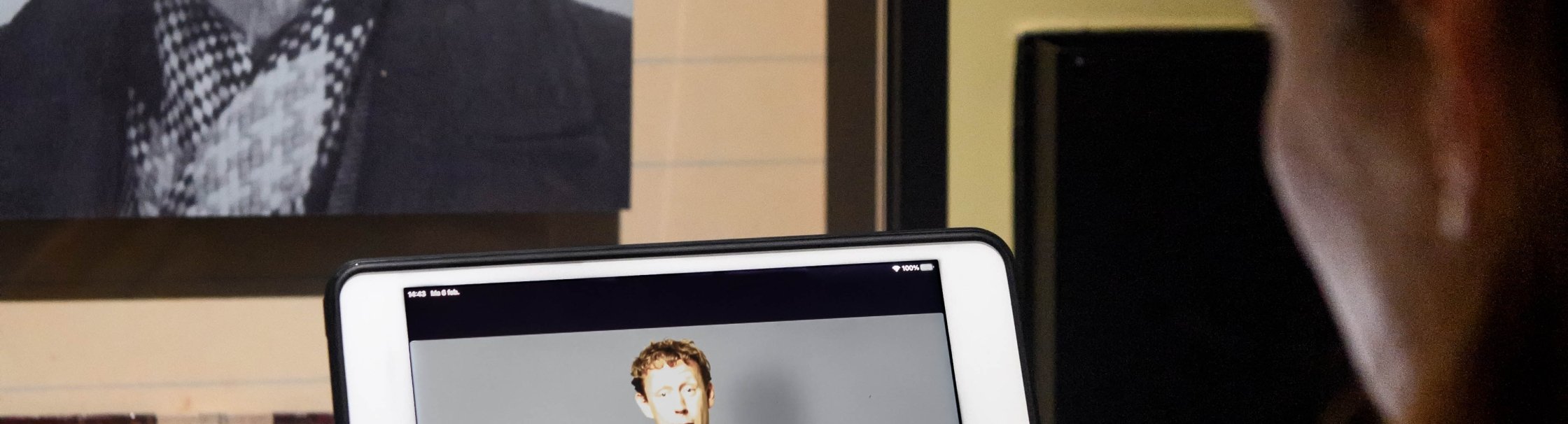 A visitor watches a film in Dutch Sign Language