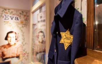 Interieur trailer met jodenster op een jas bij Eva.