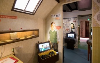 Interieur van de museumtrailer.