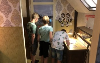 Kinderen in de trailer zijn bezig met een opdracht