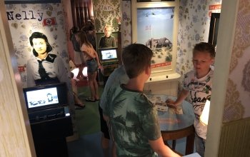 Kinderen in de trailer in de ruimte van Nelly