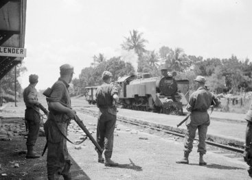 Nederlandse militairen op wacht bij treinstation Klender. West-Java, maart 1946.