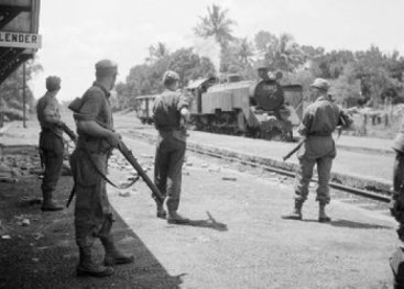 Nederlandse militairen op wacht bij treinstation Klender. West-Java, maart 1946.
