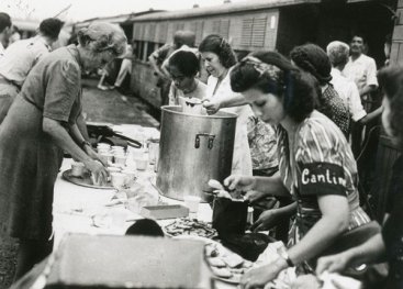 Nederlandse vrouwen ontvangen de Indische evacués. Eerste van links is de echtgenote van gouverneur-generaal Van Mook.