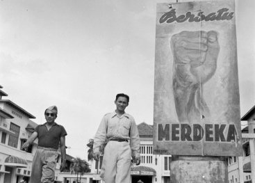 Yogyakarta, Midden-Java, juni 1948. Merdeka betekent: Vrijheid. Op de achtergrond Hotel Merdeka, waar het hoofdkwartier van het Indonesische regeringsleger is gevestigd.