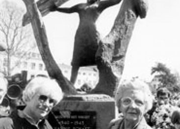 Koningin Juliana en Truus bij monument Hannie Schaft