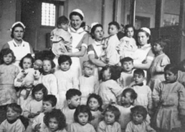 Group foto: Children in the day care centre with their nurse.