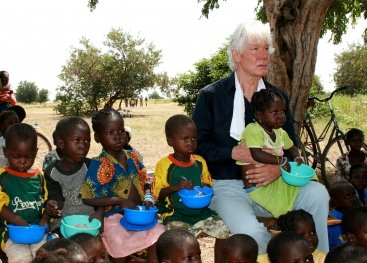 Paul van Vliet met kinderen uit Burkina Faso