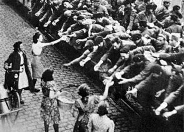 Moroccan prisoners of war in Zeeland get food from Dutch people.