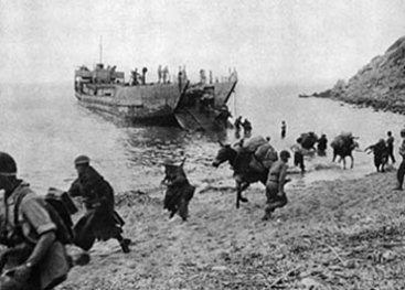 A boat at the coast. People running towards land.