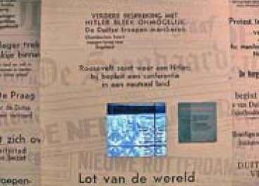 Krantenwand met verontrustende berichten over situatie in de wereld