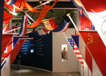 Gedeelte over de bevrijding met vlaggen in het museum