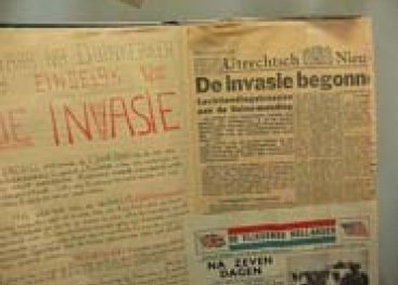 Plakboek waarin de invasie van Normandië wordt besproken