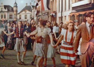 Zuid-Nederland bevrijd: dansende mensen op straat