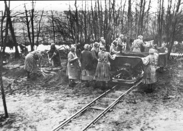 Werkende vrouwen in Ravensbrück waar Sabine Zuur gevangen zat