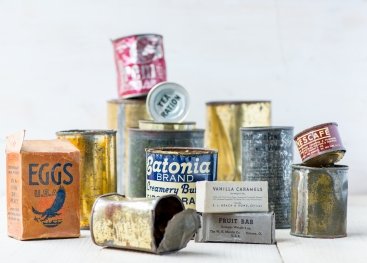 Blikken en verpakkingen voedsel uit de oorlog