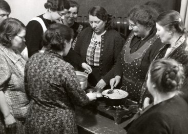 Vrouwen krijgen kookles van het Voorlichtingsbureau van de Voedingsraad, 1941.