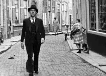 Wally van Hall loopt door Amsterdam, still uit familiefilm, ca. 1938.