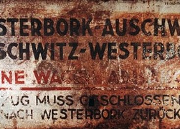 Schild: Vanuit Kamp Westerbork naar Auschwitz.