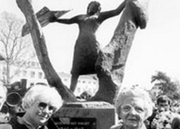 Koningin Juliana en Truus bij monument Hannie Schaft