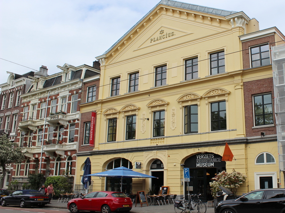 The Plancius-Building with the entrance to the Resistance Museum on the right and restaurant Plancius on the left