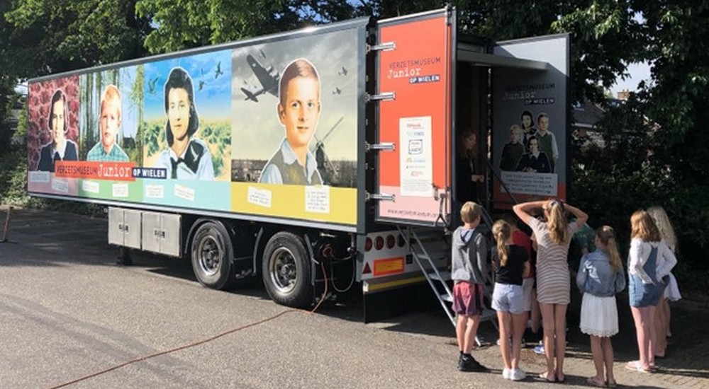 A group of children visit Resistance Museum Junior on wheels